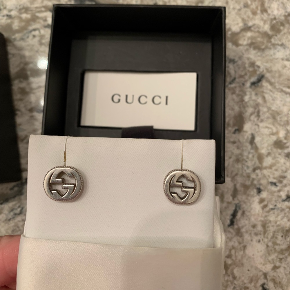 Worn under 5 times
